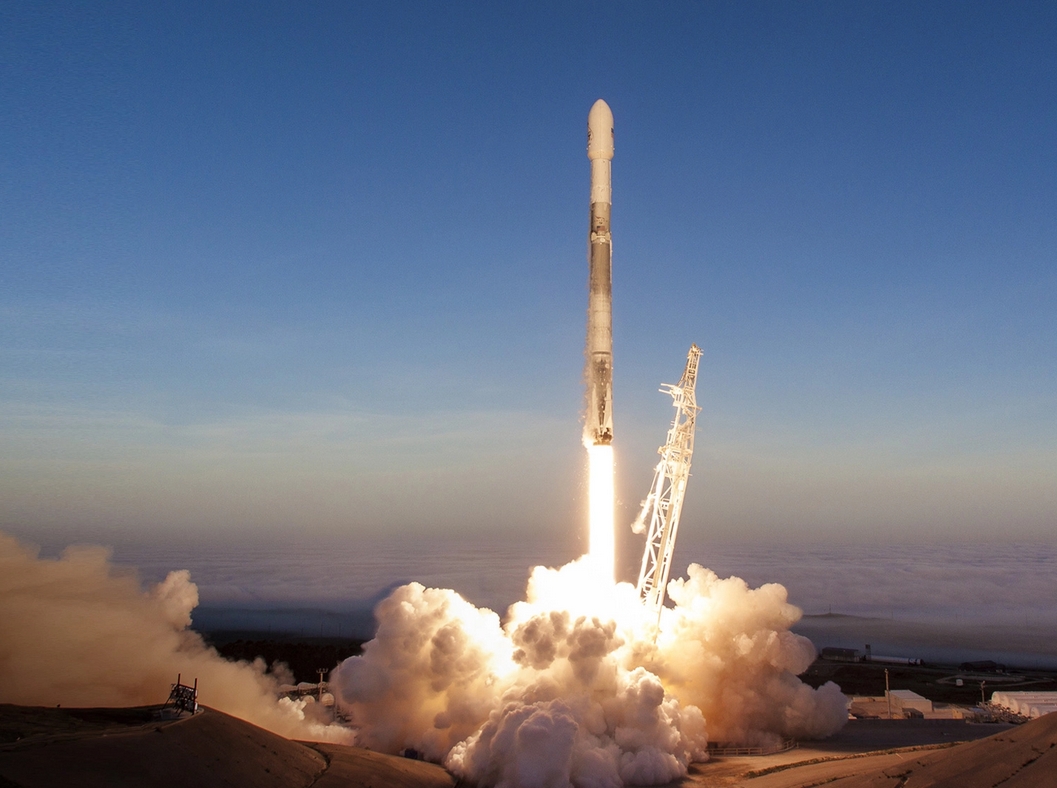 Časti nosnej rakete spoločnosti SpaceX hrozí zrážka s Mesiacom