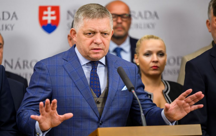 Predseda vlády SR a líder koaličnej strany Smer-SD Robert Fico nevidí žiadne dôvody na predčasné voľby do Národnej rady (NR) SR. Myslí si, že jedným zo základných predpokladov takéhoto stabilného scenára je schválenie štátneho rozpočtu na budúci rok. Uviedol to na sobotňajšom pracovnom sneme, v rámci ktorého chce aj dané posolstvo prijať. Vyhlásil tiež, že Smer-SD má ambíciu vyhrať voľby v roku 2027. „Neexistujú žiadne dôvody ani žiadna alternatíva, aby sa voľby do NR SR konali skôr ako v riadnom termíne v roku 2027. A, samozrejme, jedným zo základných predpokladov takéhoto stabilného scenára je schválenie štátneho rozpočtu na rok 2026,“ vyhlásil s tým, že Smer-SD je najstabilnejším prvkom súčasnej koalície. Kriticky sa vyjadril aj k prieskumom verejnej mienky na Slovensku. „Ja som nikdy nekomentoval a nebudem komentovať prieskumy, ale nie je možné, aby tu niekto vyhadzoval, čo ho napadne,“ podotkol. Premiér zároveň poukázal na to, že je za presun volieb do orgánov samosprávnych krajov i volieb do orgánov samosprávy obcí na rok 2027. Myslí, že by to bolo najlepšie pre celé Slovensko. Apeloval na zástupcov Združenia miest a obcí Slovenska (ZMOS) a združenia Samosprávne kraje Slovenska (SK8), aby sa nad týmto návrhom zamysleli. Tvrdí, že ak by došlo k zhode, mohol by parlament prijať príslušné legislatívne zmeny. Premiér za prioritu označil schválenie štátneho rozpočtu na budúci rok v NR SR. Rokovať by o ňom poslanci mohli už od budúceho utorka. Nechcel rozprávať o taktike poslancov za Smer-SD. Pripomenul pritom, že o danej veci nie je možné skrátiť rozpravu. Vyjadril sa aj ku konsolidácii verejných financií. Označil to za špinavú robotu, ktorú bolo potrebné urobiť po predchádzajúcej vláde. Vyhlásil, že v ozdravovaní verejných financií bude treba pokračovať aj v roku 2026. Konsolidačné úsilie však bude podľa neho postavené na opatreniach vedúcich k lepšiemu výberu daní a boju s daňovými únikmi. Myslí si, že ak sa rozpočet podarí v parlamente schváliť v rozumnom čase, môže sa koalícia celý november a december venovať téme daní na budúci rok či zoštíhľovaniu štátu. „Téma zoštíhľovania štátu pre mňa znamená, že si musíme sadnúť do konca tohto roka a klásť na stôl jednoduché otázky. Spojíme Úrad pre verejné obstarávanie s protimonopolným úradom a vytvoríme jeden úrad, napríklad pre hospodársku súťaž? Sme pripravení hovoriť o ďalších ústredných orgánoch štátnej správy, kde vidíme, že je možnosť aj ušetriť, aj sa dostať do polohy efektívnejšieho výkonu štátnej správy?“ spýtal sa. Vo svojom príhovore sa venoval aj guvernérovi Národnej banky Slovenska (NBS) Petrovi Kažimírovi. Nevidí dôvod na jeho opätovné zvolenie do funkcie. Odkázal mu, že ak je preto urazený, tak už bolo dosť zrady. Poukázal zároveň na to, že daná funkcia patrí strane Hlas-SD, čo rešpektuje.