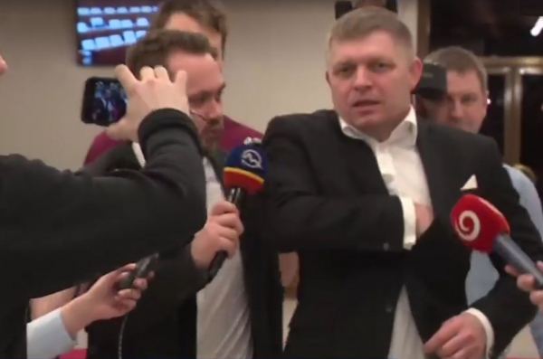 Video: Fico stratil nervy a zaútočil na novinárov: Vy ste najväčší zločinci na svete!!!!