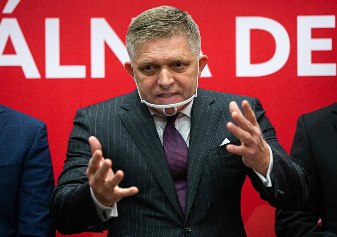 Robert Fico tvrdí, že za neho niekto vyplnil formulár eHranica a falošne v ňom uviedol, že je plne zaočkovaný.