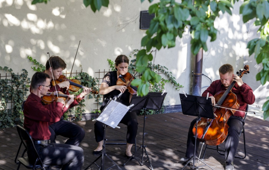 Slovenská filharmónia predstaví Mucha Quartet s klaviristkou P. Pogády