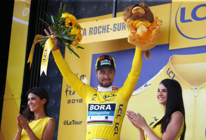  Slovenský cyklista Peter Sagan v žltom drese lídra Tour de France po jeho triumfe v druhej etape. Foto: SITA/AP. 
