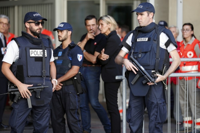 Útočníci prepadli kostol vo Francúzsku, polícia ich zabila