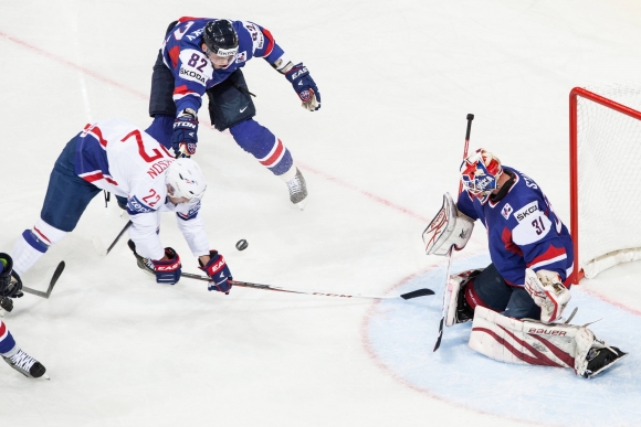 Sprava: Rastislav Staňa a Tomáš Kopecký zo Slovenska a Brian Henderson z Francúzska počas zápasu Francúzsko - Slovensko, základnej skupiny majstrovstiev sveta v ľadovom hokeji 2013 vo Fínsku a Švédsku.