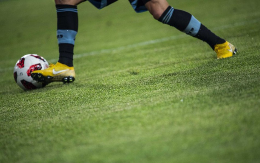 Futbalisti West Bromwich Albion postúpili do Premier League. V záverečnom 46. kole druhej najvyššej anglickej súťaže im na to stačila aj domáca remíza 2:2 s Queen's Park Rangers. Už predtým si postup i titul v The Championship vybojoval Leeds United.