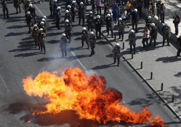 Atény opäť ovládlo násilie, Gréci rázne odmietajú škrty