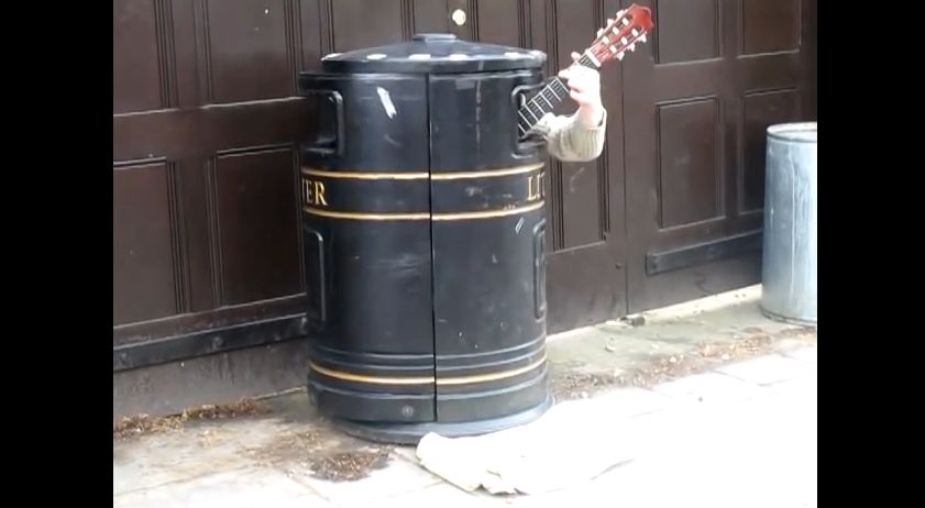 Video: Gitarové umenie vo vnútri odpadkového koša 