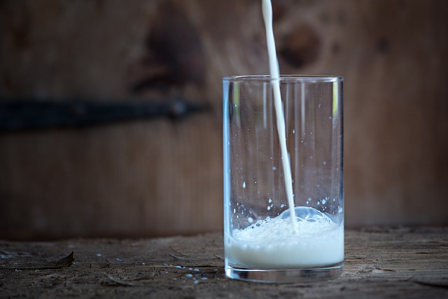 Radíme: Obaly od mlieka treba vyhadzovať prázdne, bez zvyškov