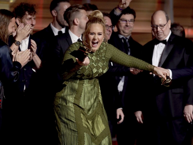 Adele ovládla udeľovanie cien Grammy, piesňou roka je Hello