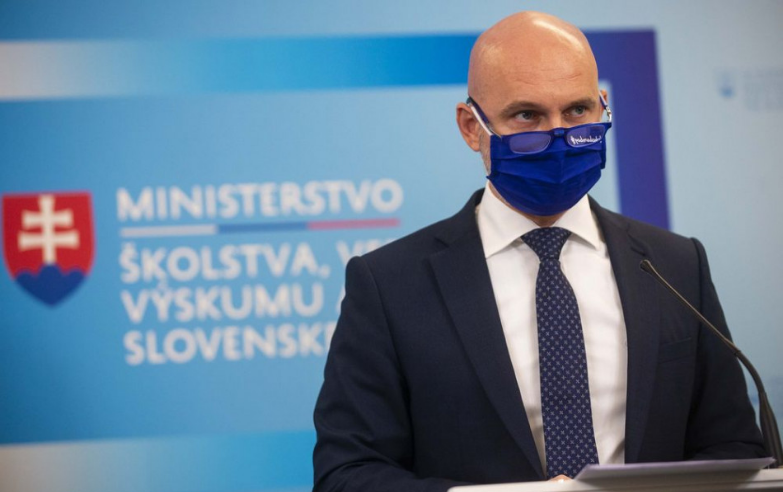 Minister školstva Branislav Gröhling obhajuje otvorené školy