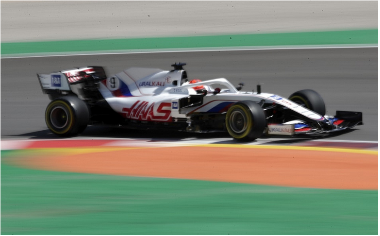 F1: Monoposty Haasu nebudú mať v piatok ruské farby