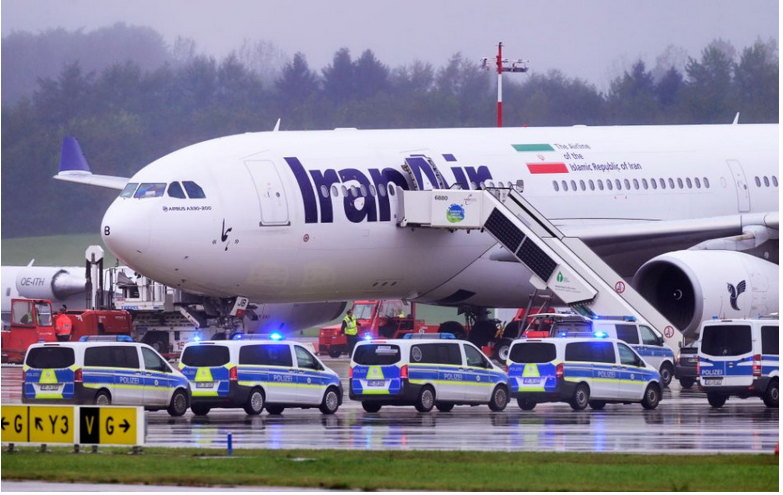 Letisko v Hamburgu uzavreli, cez bránu prenikol v aute ozbrojený muž