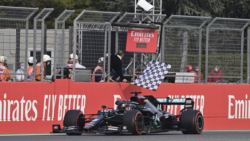 F1: VC Emilie Romagna vyhral Hamilton, Mercedes má Pohár konštruktérov