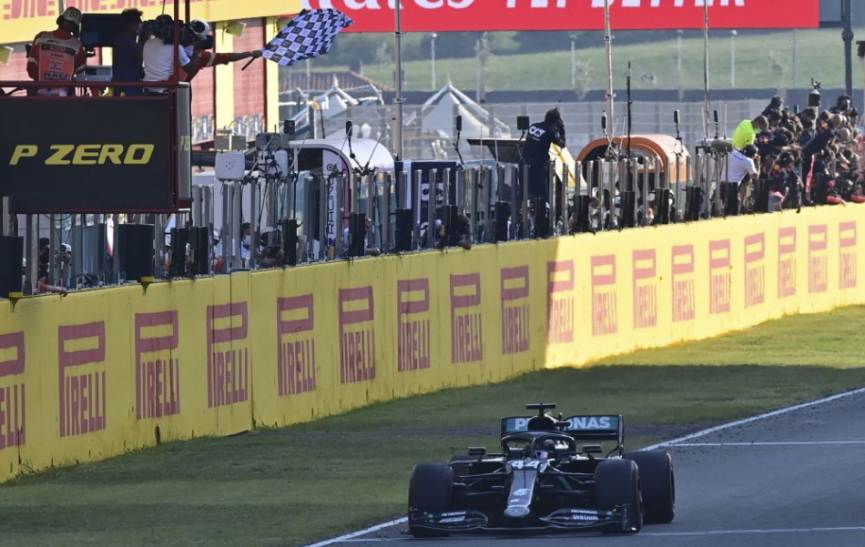 F1: Hamilton sa vyrovnal Schumacherovi, dosiahol 91. víťazstvo