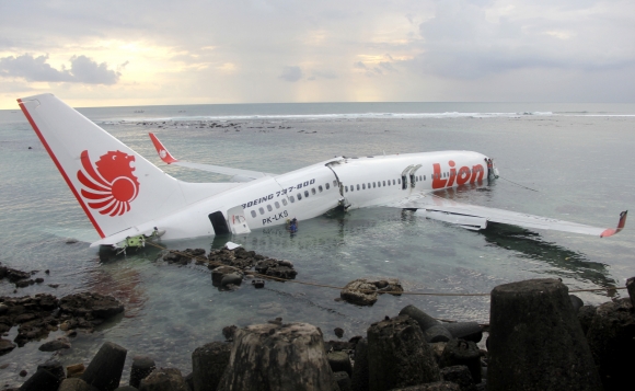 Lietadlo indonézskej nízkonákladovej spoločnosti Lion Air skončilo v mori.