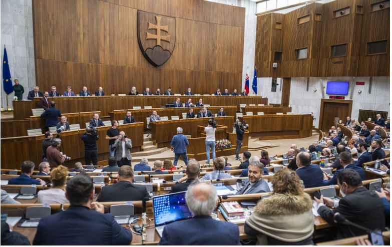 Hlasovanie o návrhu na vyslovenie nedôvery vláde sa posúva na štvrtok