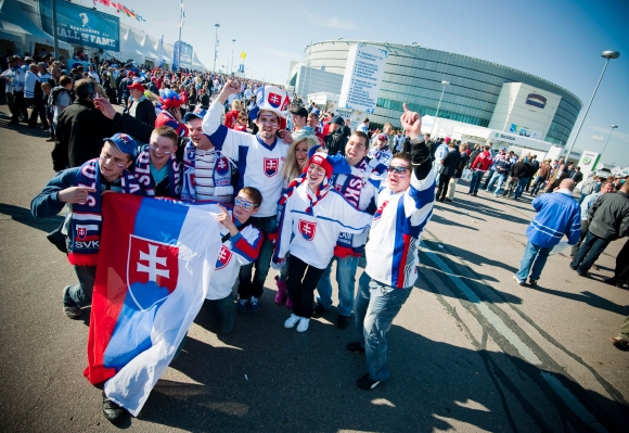 Slovenskí fanúšikovia pred Hartwall Areenou pred semifinálovým zápasom Česko - Slovensko, majstrovstiev sveta v ľadovom hokeji 2012 vo Fínsku a Švédsku.