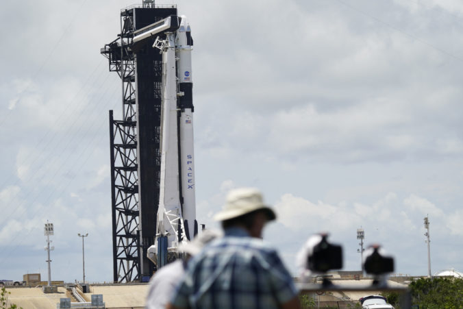 Spoločnosť SpaceX vyslala do vesmíru prvú súkromnú raketu s ľuďmi, Crew Dragon mieri k ISS (video)