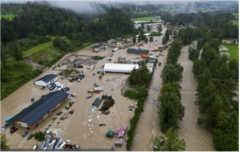 V Slovinsku sa na rieke Mur pretrhla hrádza, evakuovali stovky ľudí