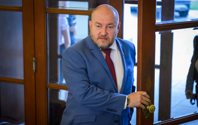 Huliak mal dopravnú nehodu, vodič služobného vozidla dostal šmyk pri vyhýbaní sa autu