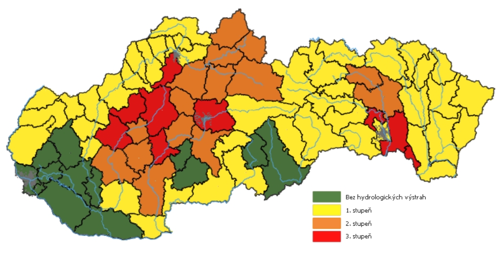 Výstrahy pred povodňami platia takmer pre celé územie Slovenska aj v utorok