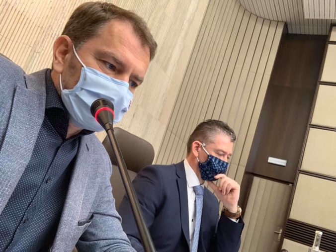 Koronavírus: Na Slovensku máme vyše 800 prípadov, Matovičovo obmedzenie sa skončilo a Rakúsko otvára obchody (online)