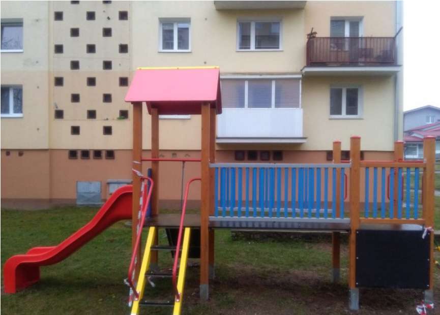 ÚVZ: V parkoch a na detských ihriskách sú tiež potrebné rozstupy