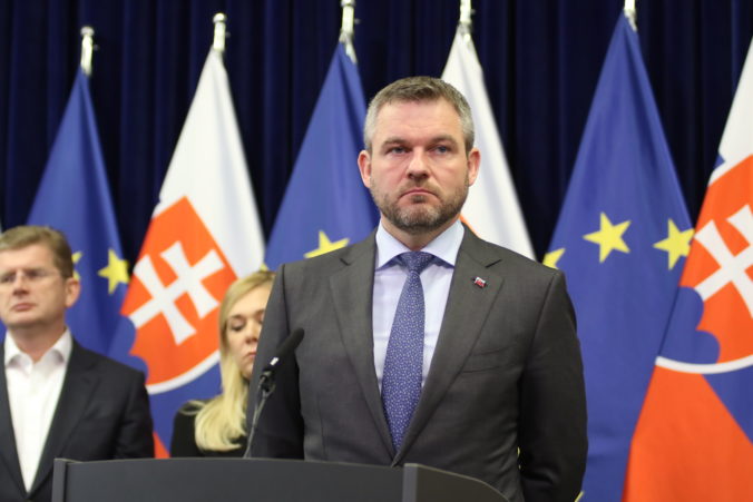 Predseda vlády SR Peter Pellegrini (v popredí) počas tlačovej besedy po rokovaní ministrov s premiérom SR na Úrade vlády SR o opatreniach v súvislosti so štrajkom autodopravcov. Bratislava, 13. január 2020. Foto: SITA/Alexandra Čunderlíková