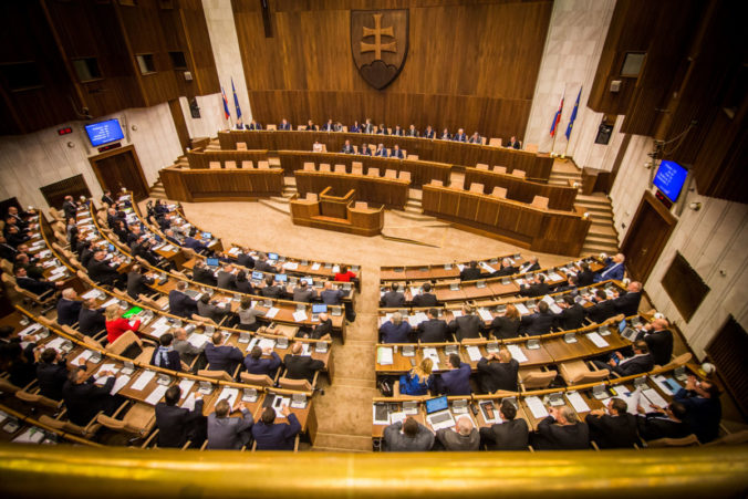 Prídavky nebudú, diaľničné známky zostávajú. Poslanci to už zabalili