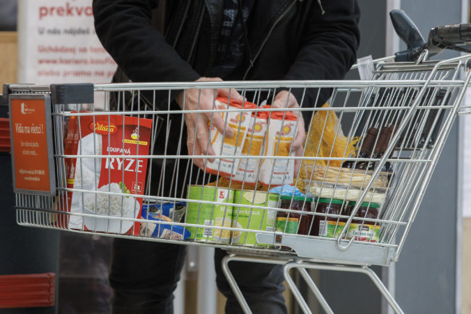 Slováci sa pre koronavírus zásobujú potravinami, v obchodoch minuli už desiatky miliónov eur