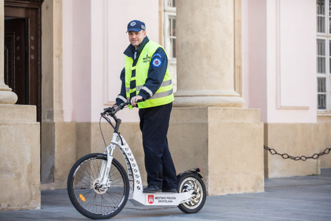 Foto: Mestskí policajti v Bratislave budú jazdiť aj na elektrických kolobežkách