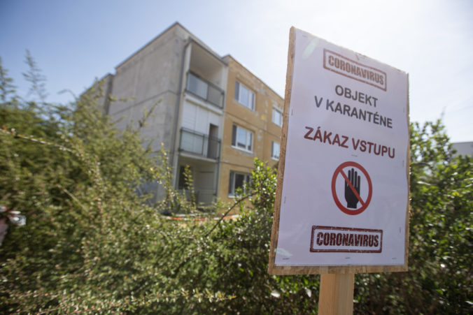 Koronavírus: Na Slovensku pribudlo 72 nakazených, ochorenie Covid-19 útočí na DSS a zomrel ďalší klient z Pezinka (online)