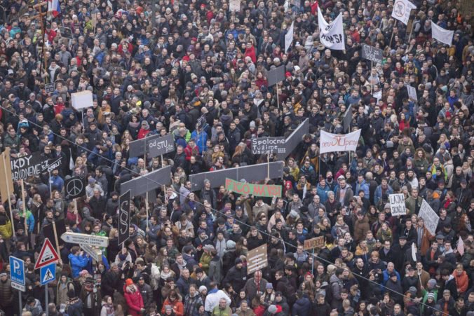 Účastníci občianskeho zhromaždenia Postavme sa za slušné Slovensko