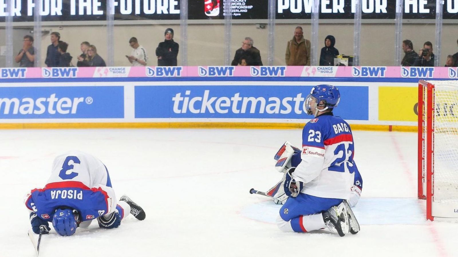 Slovenskí hokejisti do 18 rokov nepostúpili do finále MS, Američanom podľahli 1:7.