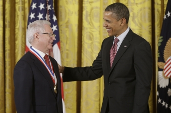 Ján Vilček si prebral ocenenie za technologický pokrok z rúk amerického prezidenta Baracka Obamu.