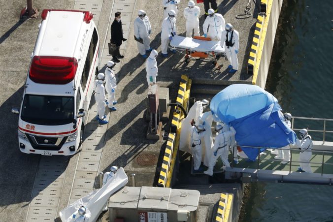 Počet obetí koronavírusu rátajú v stovkách, Japonsko objavilo nové prípady na výletnej lodi