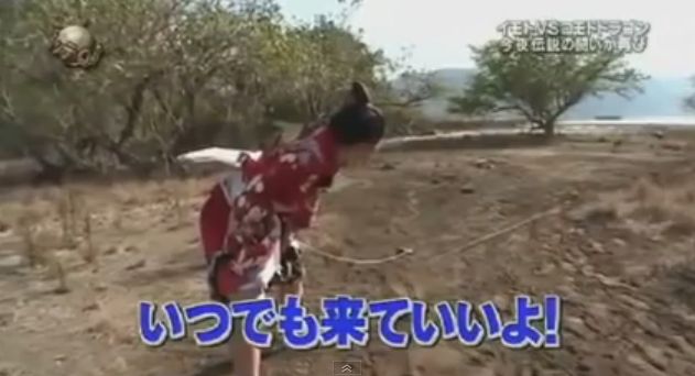 Video: Šialené japonské súťaže - ženu so zaveseným mäsom naháňa Varan komodský