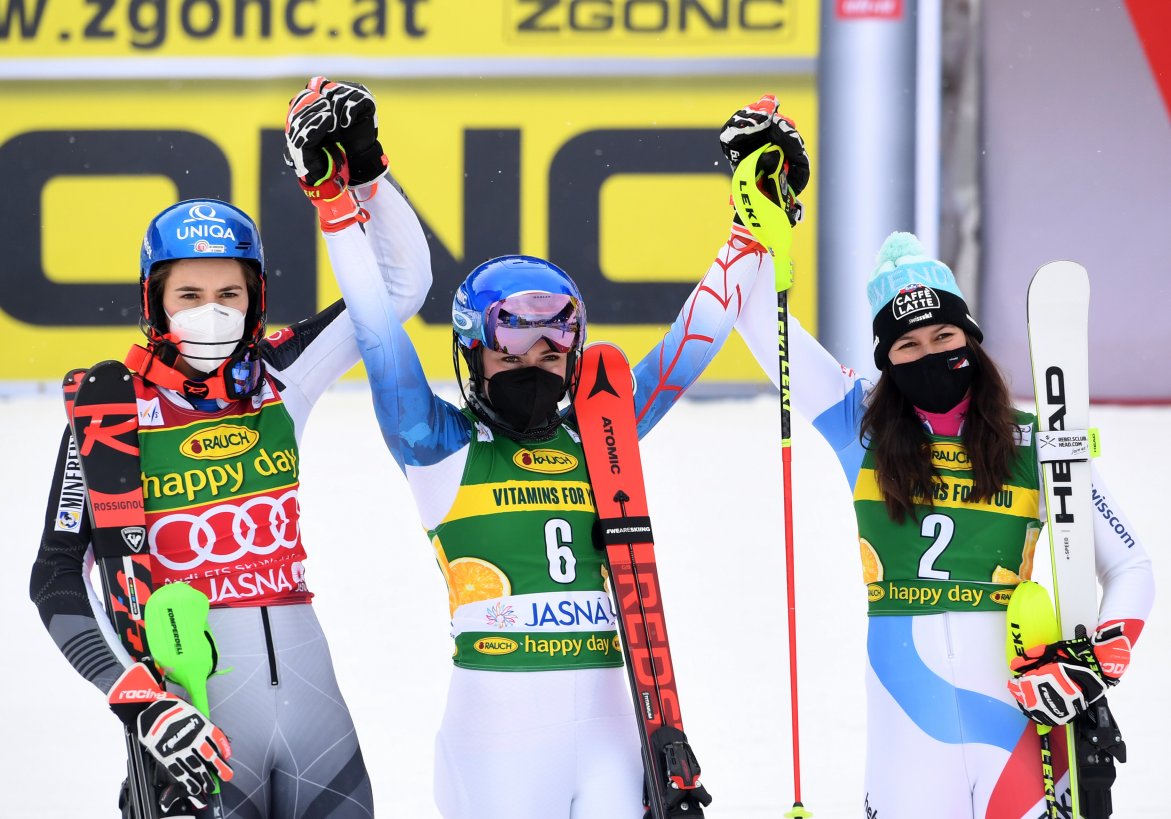 V slalome neštartovala priebežná líderka Svetového pohára Lara Gutová-Behramiová, na ktorú Vlhová znížila stratu na 107 bodov.