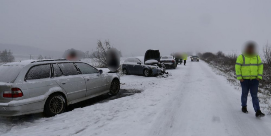 Na českej diaľnici D8 pokračuje kalamita, tunely zostávajú zatvorené