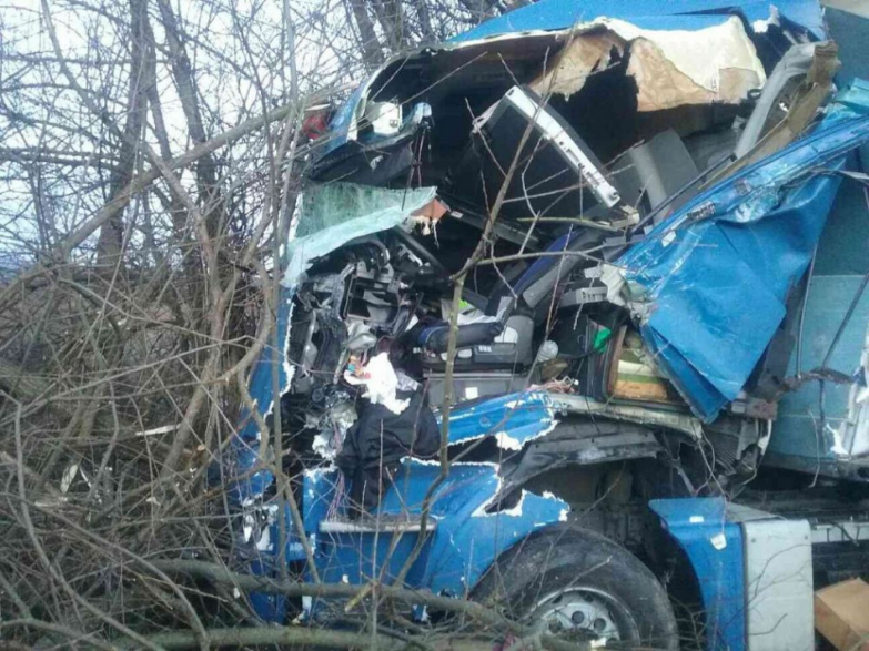 V obci Dobrá Niva sa zrazili kamióny a auto, štátna cesta je uzavretá