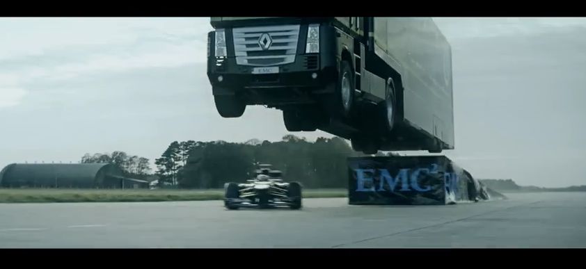 Video: Kamión pri preskakovaní monopostu F1 prekonal svetový rekord