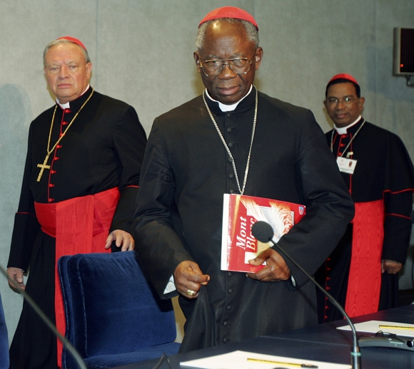 Nigérijský kardinál Francis Arinze (v strede).