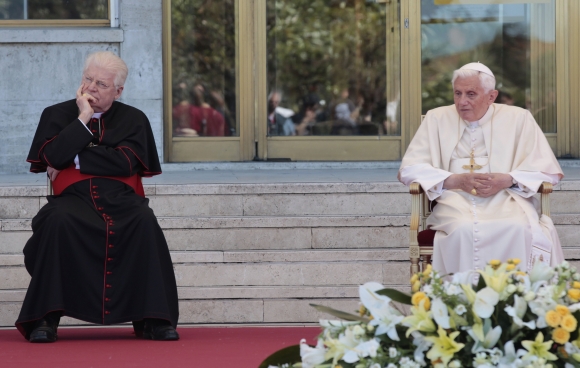 Taliansky kardinál Angelo Scola (vľavo).