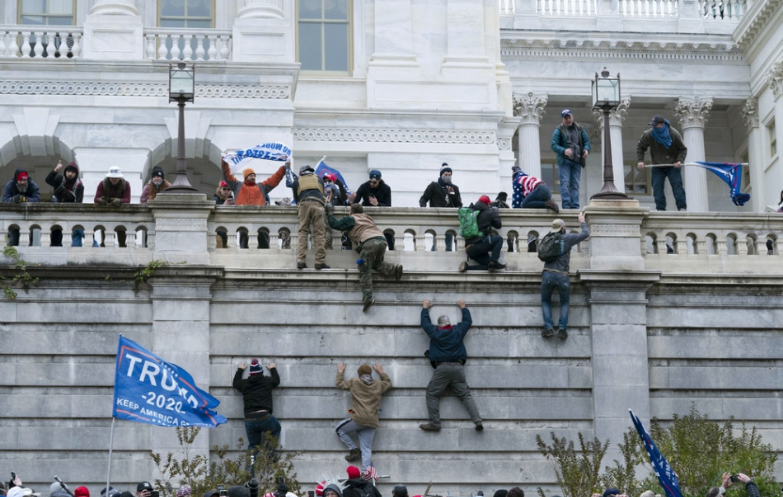 Policajt zranený na Kapitole zomrel, náčelník polície odstupuje