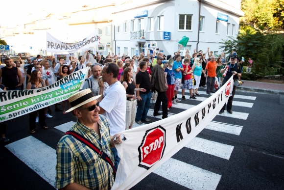 Obrazom: Gorilí protest ožil, prišiel aj Tom Nicholson