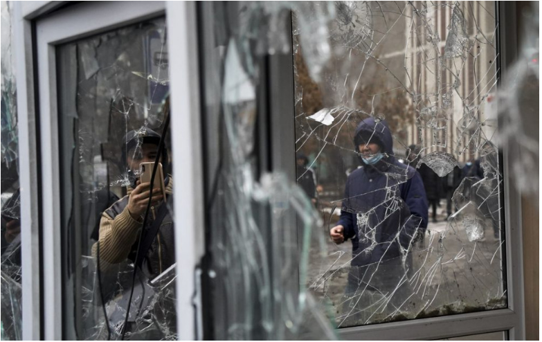 Polícia zabila v Kazachstane desiatky ľudí, ktorí zaútočili na budovy