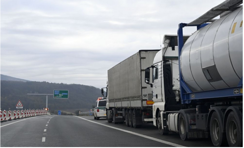 Kolóna kamiónov sa tiahne od hraníc po križovatku na obec Hažín