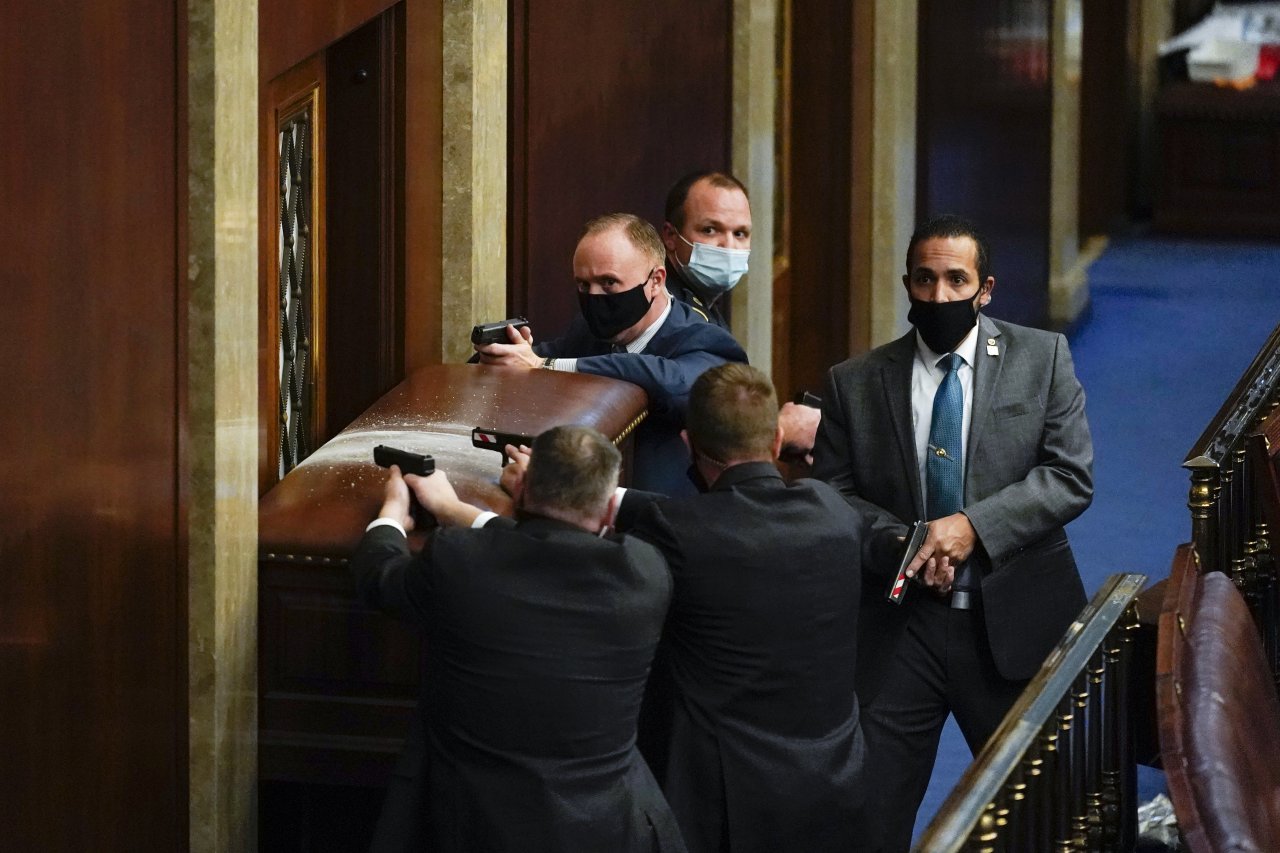 Foto: Budovu Kongresu uzavreli pre protesty Trupových stúpencov. Postrelili tam aj ženu, polícia povoláva posily