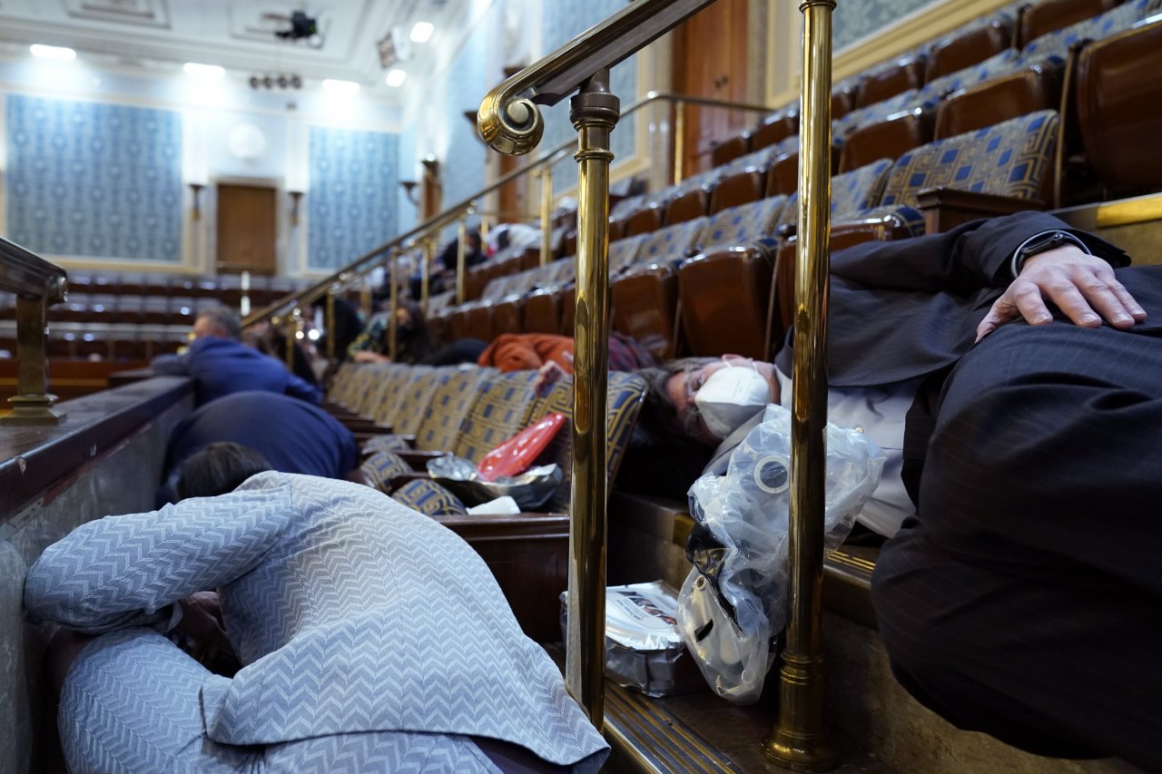 Foto: Budovu Kongresu uzavreli pre protesty Trupových stúpencov. Postrelili tam aj ženu, polícia povoláva posily