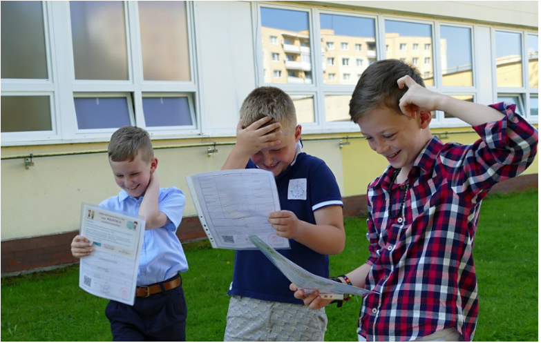 Prevzatím koncoročných vysvedčení sa začínajú žiakom letné prázdniny